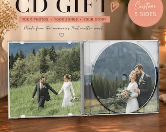 Op de afbeelding: Een doorzichtige cd-hoes met een aangepast ontwerp. De cd en de hoes bevatten foto's van een stel. Tekst op de hoes luidt "FULLY CUSTOM CD GIFT" en "YOUR PHOTOS • YOUR SONGS • YOUR STORY". De hoes is open en toont de cd en een foto.