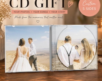 Op de afbeelding: Een gepersonaliseerde CD-geschenkdoos, open om een CD en een foto op de binnenkant te laten zien. De doos heeft de tekst "FULLY CUSTOM CD GIFT" en "YOUR PHOTOS YOUR SONGS YOUR STORY". De CD bevat een foto. De doos heeft 5 zijden.