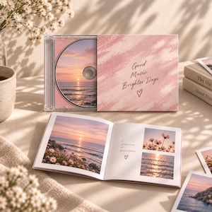 Może przedstawiać: Etui na płytę CD z różową okładką z pociągnięciami pędzla, zawierającą napis Good Music Brighter Days i serce. Płyta przedstawia zachód słońca nad oceanem. Otwarta książeczka zawiera zdjęcia zachodu słońca, stokrotek oraz napis A collection of good times.