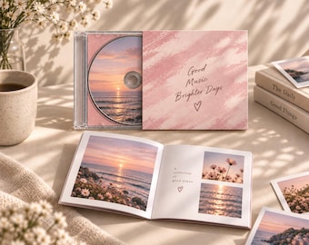 Op de afbeelding: Een cd-hoesje met een roze penseelstreek-omslag met de tekst Good Music Brighter Days en een hartje. De schijf toont een zonsondergang boven de oceaan. Een open boekje toont foto's van een zonsondergang, madeliefjes en de tekst A collection of good times.