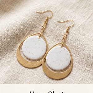 Minimalistische Witte Oorbellen met Gouden Druppel | Handgemaakte Statement Earrings