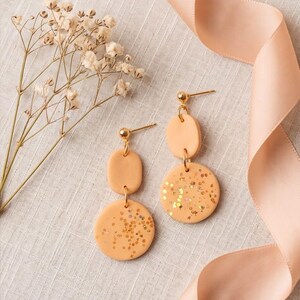 Perzikkleurige glitter oorbellen | Handgemaakte polymeerklei statement earrings