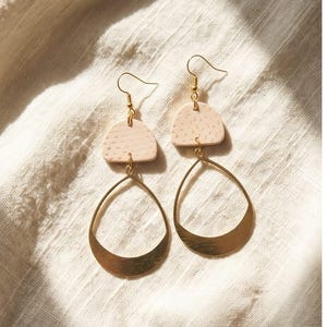 Minimalistische Beige Oorbellen met Gouden Druppel | Handgemaakte Statement Earrings