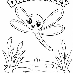 K&ouml;nnte beinhalten: Schwarz-Wei&szlig;-Illustration einer Libelle mit dem Wort "DRAGONFLY" dar&uuml;ber. Die Libelle hat gro&szlig;e Augen und l&auml;chelt. Unterhalb der Libelle befindet sich ein Teich mit Seerosen und Schilf.