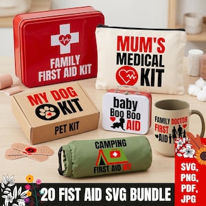 Könnte beinhalten: Eine Sammlung von Erste-Hilfe-Sets und Zubehör. Enthält eine rote Metallbox mit der Aufschrift "FAMILY FIRST AID KIT", einen beigen Beutel mit "MUM'S MEDICAL KIT" und ein Set für Haustiere. Auch ein Camping-Erste-Hilfe-Set ist abgebildet.