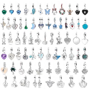 Può includere: Una collezione di ciondoli a forma di charm argentati con vari disegni, tra cui cuori, animali e motivi celesti. Alcuni charm presentano pietre preziose colorate e dettagli intricati, adatti per bracciali o collane.