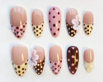 Uñas rosas con lunares/Uñas postizas largas almendradas/Uñas elegantes/Uñas rosas con flores/Uñas marrones/Uñas de gel 3D/Uñas navideñas/Uñas personalizadas