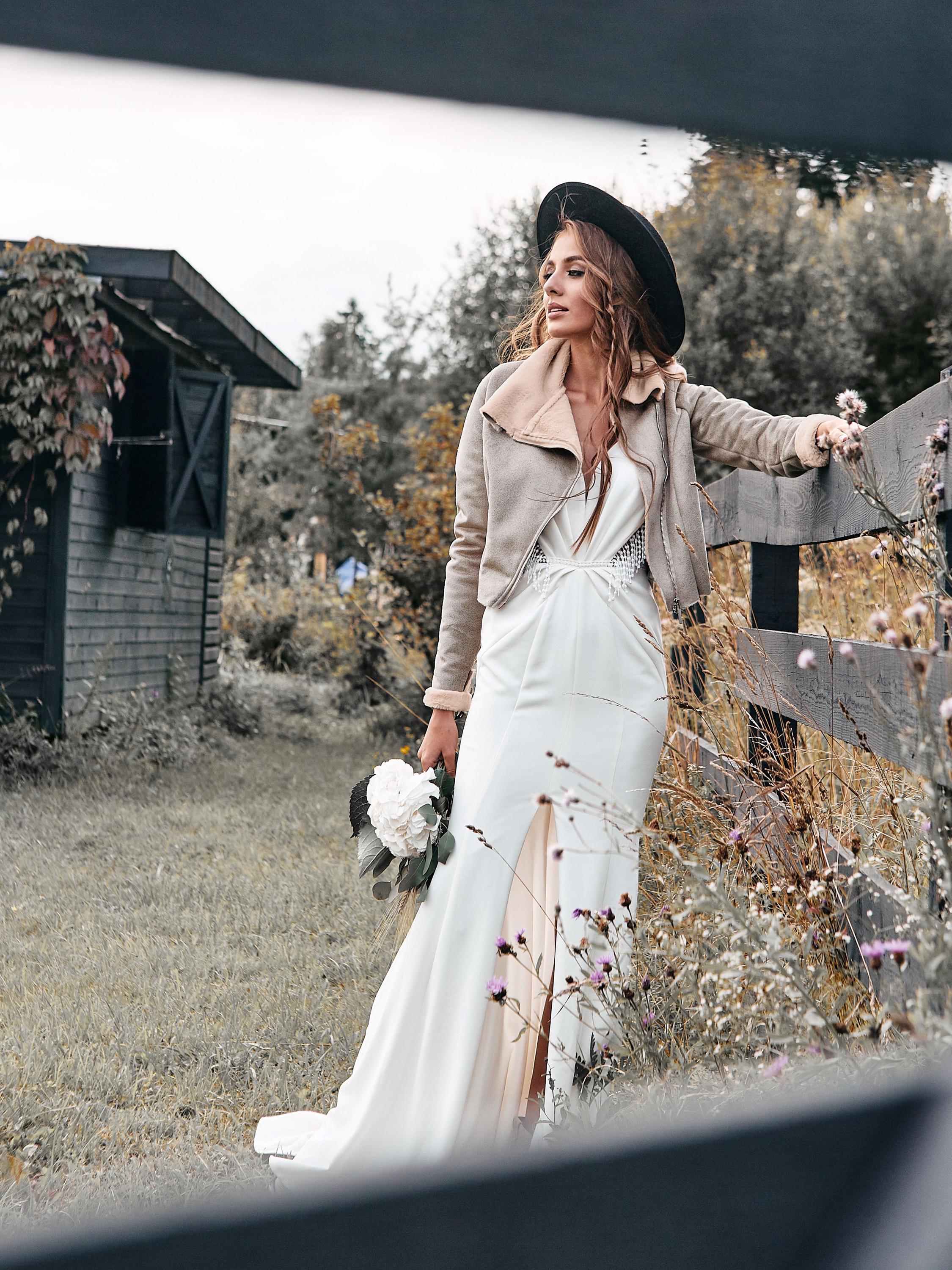 chinese dress ladies Long A-Line V-Neck Tulle Lace Wedding Dress with Fur Tulle Sweet Cape