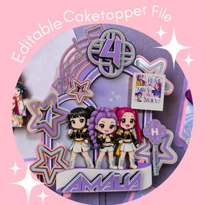 Könnte beinhalten: Ein mehrlagiger Tortenaufleger aus Papier mit drei Chibi-Figuren in schwarz-weißen Outfits, violetten Sternen und einer zentralen Zahl 4. Das Design umfasst ein Banner mit dem Namen AMALA, einen kleinen Fotorahmen mit der Aufschrift RUMI MIRA ZOEY und einen Leuchtstab. Der Text lautet Editable Caketopper File, Cricut und Silhouette.