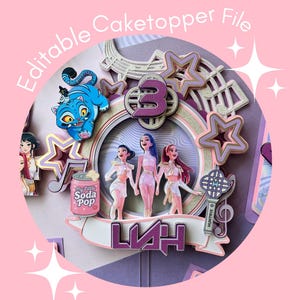 Könnte beinhalten: Eine mehrschichtige Tortenaufsatzdatei mit einem rosa-lila Farbschema. Das Design umfasst drei weibliche Figuren, Sterne, Noten und die Zahl 3. Der Text "Editable Caketopper File" ist sichtbar.