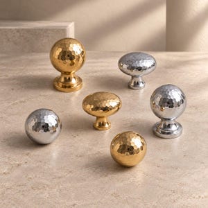 Tiradores de latón martillado para armarios, en acabado cromado o dorado PVD para muebles.