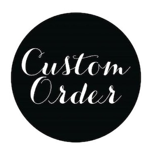 Puede incluir: Un círculo negro con las palabras "Custom Order" escritas en una elegante escritura blanca. El texto está centrado dentro del círculo, creando un diseño simple pero llamativo. El fondo es blanco.