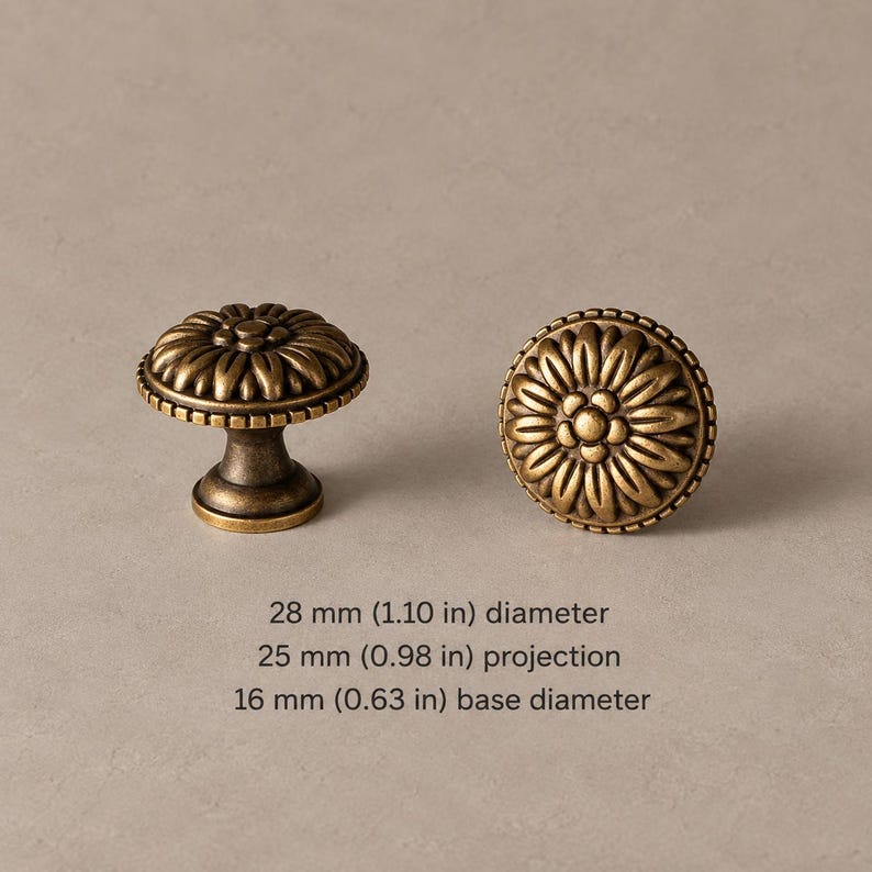 Massief messing bloemvormige knoppen, ringgrepen en sierlijke kastgrepen, antieke afwerking 2052.28 — Antique Brass