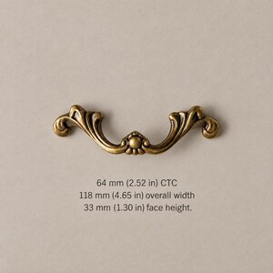 Massief messing bloemvormige knoppen, ringgrepen en sierlijke kastgrepen, antieke afwerking 2086-64 — Antique Brass