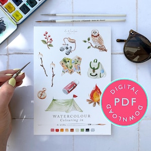 Peut inclure: Illustration à l'aquarelle sur le thème du camping, avec une tente, un hibou, un sac à dos et un feu de camp. L'image comprend également une palette d'aquarelle, des pinceaux et des lunettes de soleil. Le texte "WATERCOLOUR Colouring in" est visible, avec un autocollant "DIGITAL PDF DOWNLOAD".