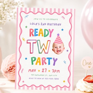 Puede incluir: Una tarjeta de invitación de cumpleaños rectangular con un borde de rayas rosas y blancas, que presenta el texto "JOIN US TO CELEBRATE LOLA'S 2ND BIRTHDAY READY TW PARTY" con la foto de un bebé con un gorro de fiesta rosa y detalles.