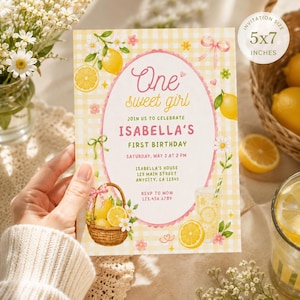 Könnte beinhalten: Eine 5x7 Zoll Einladung mit gelbem Vichy-Hintergrund. Die Einladung enthält den Text "One sweet girl" und Details für Isabellas ersten Geburtstag. Zitronen- und Blumenillustrationen schmücken das Design.