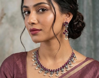 Conjunto de joyas antiguas de rubí rosa oxidado / Collar étnico con acabado plateado, pendientes colgantes, joyería india
