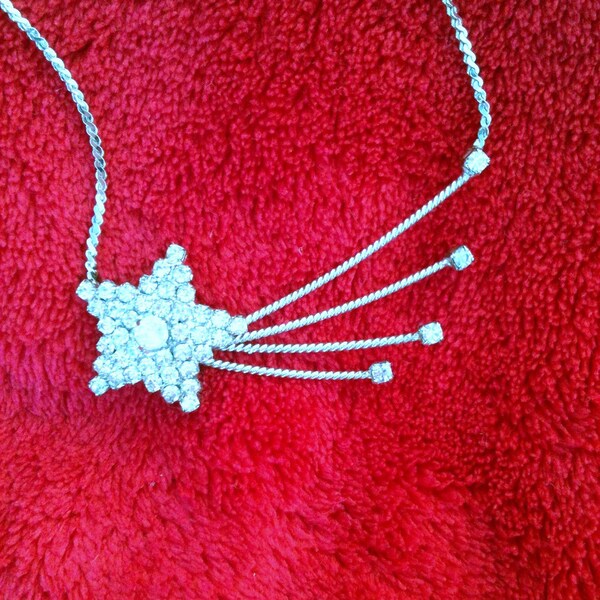 Collier Vintage strass Star dans la conception de l'étoile filante.  Star est un Cluster de strass avec quatre sentiers d'incendie, chacun avec un brillant