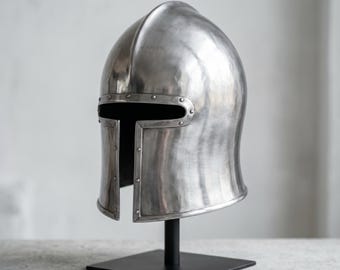 Middeleeuwse Tempeliershelm – Gepolijst staal Geweldige helm met houten standaard – Crusader-pantser voor verzamelaars