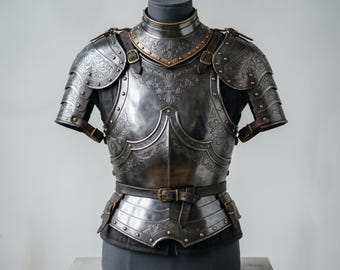 Coraza de caballero medieval de acero, coraza gótica grabada a mano con correas de cuero, disfraz de recreación renacentista, conjunto de guerrero.