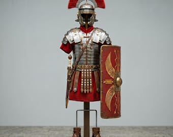 Romeinse centurion-harnasset met rode kuifhelm en schild, oud stalen legioenkostuum, gladiatoroutfit, middeleeuws verzamelharnas