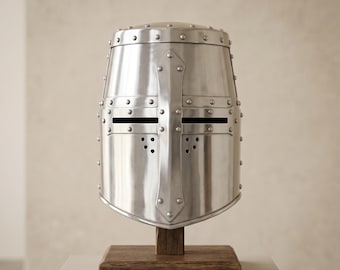 Middeleeuwse Tempeliershelm – Gepolijst staal Geweldige helm met houten standaard – Crusader-pantser voor verzamelaars