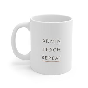 Könnte beinhalten: Weißer Keramikbecher mit gebogenem Henkel. Der Becher trägt die Worte "ADMIN TEACH REPEAT" in schwarzer Schrift, mit einem braunen Unterstrich unter dem Wort "REPEAT". Der Becher ist für Heißgetränke konzipiert.