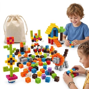 Op de afbeelding: Een set kleurrijke, in elkaar grijpende plastic bouwblokjes in diverse tinten zoals rood, blauw, geel, groen, oranje, paars en bruin, gerangschikt tot een bloem, een huis en een leeuw, vergezeld door een beige opbergzak met trekkoord.