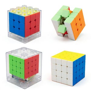 Op de afbeelding: Een verzameling van vier puzzelkubussen, waaronder twee standaard 3x3 en 4x4 kubussen, en twee kubussen in doorzichtige plastic houders met bovenkanten in bouwsteenstijl. De kubussen hebben levendige rode, blauwe, groene, gele, oranje en witte panelen.