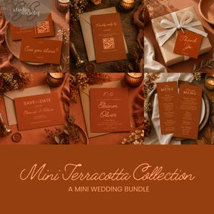 Könnte beinhalten: Eine Hochzeitspapeterie-Kollektion in Terrakotta mit goldener Schrift, QR-Codes und Umschlägen. Das Set enthält eine Save-the-Date-Karte, eine RSVP-Karte, ein Menü und einen Geschenkanhänger an einer mit weißem Band verpackten Schachtel.