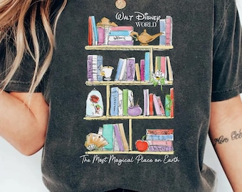 Maglietta retrò con principessa magica e biblioteca, maglietta con libreria da fiaba, top da lettura con castello incantato, outfit per parco a tema 2026, regalo per amanti dei libri fantasy