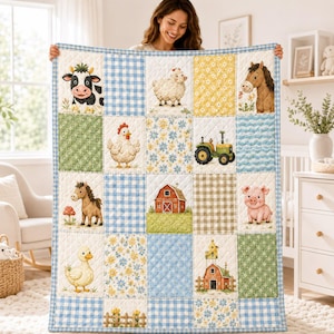 Peut inclure: Une couverture matelassée pour bébé composée de carrés illustrés représentant une vache, un mouton, un cheval, une poule, un cochon, un canard, un tracteur et une grange rouge. Les tissus présentent des motifs vichy, marguerites et fleurs.