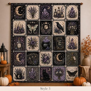 Puede incluir: Un edredón de pared rectangular con una cuadrícula de veinticinco paneles cuadrados que muestran ilustraciones de lunas, ramos de lavanda, cristales, frascos, un cuervo, un caldero, un gato negro y polillas en tonos morado, negro y crema.