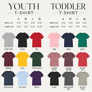 Pu&ograve; includere: Immagine di t-shirt per bambini e ragazzi in vari colori, tra cui grigio sport, nero, rosso, rosa, blu navy e verde kelly. L'immagine include tabelle delle taglie con misure in pollici, con una larghezza che varia da 16,93 a 20,08 pollici.