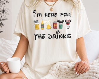 Maglietta Disney a tema bevande, Maglietta "I'm Here For The Drinks", Maglietta divertente "Epcot Drink Around The World", Outfit per le vacanze Disney, Maglietta per viaggi tra amiche