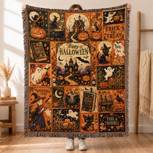 Könnte beinhalten: Eine gewebte Wohndecke mit einem Raster aus Halloween-Motiven, darunter ein Spukhaus, schwarze Katzen, Geister, Kürbisse und Zauberbücher. Der Text lautet Happy Halloween, Trick or Treat, Boo, Wickedly Cute, Magic Potions und Toil & Trouble.