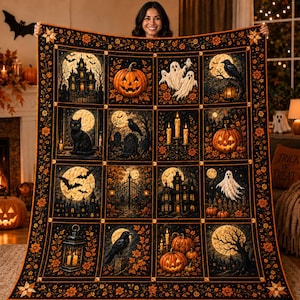 Puede incluir: Una colcha rectangular con temática de Halloween que presenta una cuadrícula de dieciséis paneles con ilustraciones de calabazas, fantasmas, gatos negros, cuervos, casas encantadas y candelabros sobre un fondo oscuro con bordes florales naranjas.