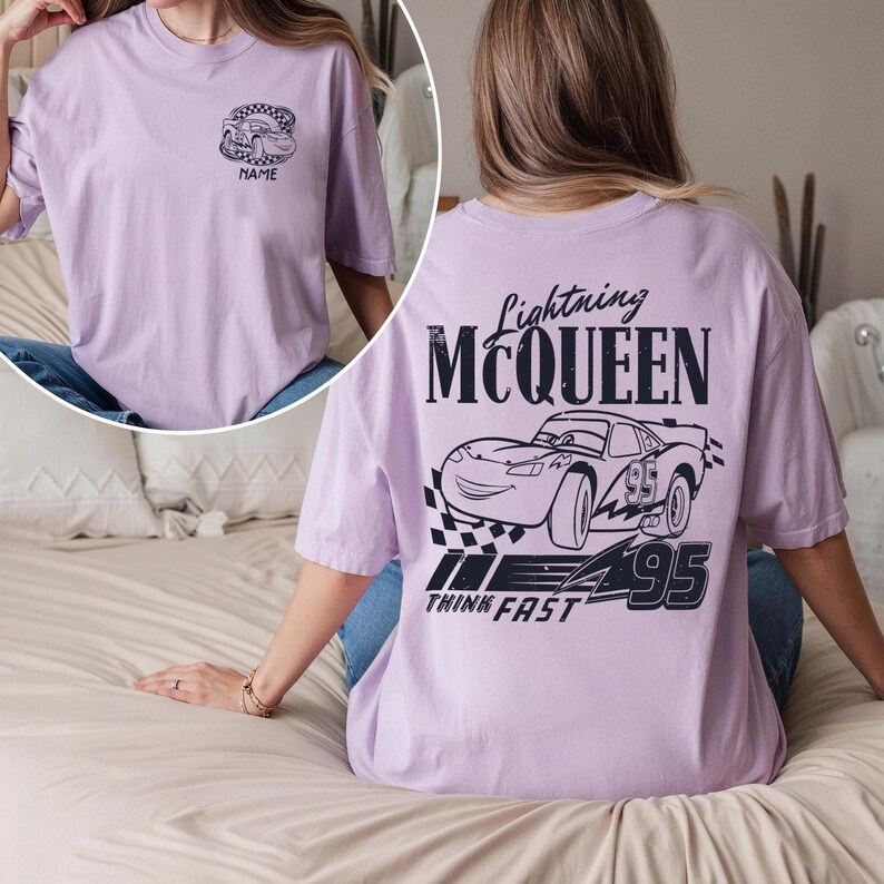 Pu&ograve; includere: T-shirt lilla chiaro con una grafica di Saetta McQueen del film Cars. La parte posteriore della maglietta mostra la scritta "Lightning McQueen" sopra una grafica di auto e il numero 95. La parte anteriore ha una grafica di auto pi&ugrave; piccola e la parola "NAME".