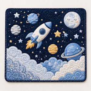 Può includere: Un arazzo quadrato in tessuto trapuntato con uno sfondo spaziale blu scuro, un razzo bianco, pianeti gialli e blu con anelli, una luna e piccole stelle. La sezione inferiore presenta motivi a nuvole vorticose di colore azzurro.