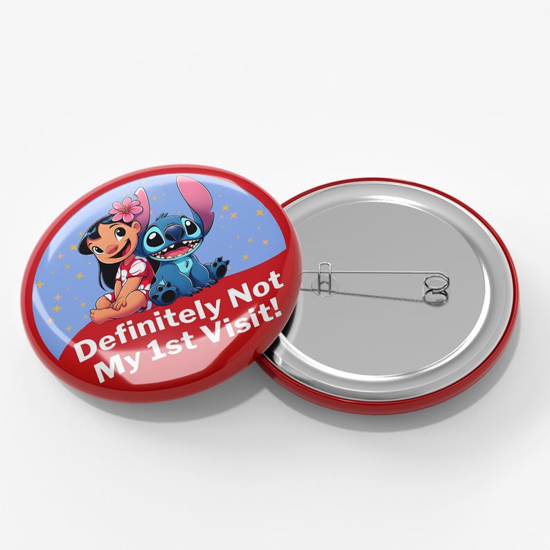 K&ouml;nnte beinhalten: Ein runder Ansteckbutton mit einem blauen Alien-Charakter und einem M&auml;dchen mit einer rosa Blume im Haar vor einem blauen Hintergrund mit gelben Sternen. Der Text "Definitely Not My 1st Visit!" steht in Wei&szlig; auf einem roten Banner.