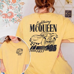 Pu&ograve; includere: T-shirt gialla con grafica di Saetta McQueen, la scritta "Lightning McQueen" e il numero "95". La maglietta ha anche la scritta "Think Fast". Una versione pi&ugrave; piccola della grafica &egrave; sul davanti.