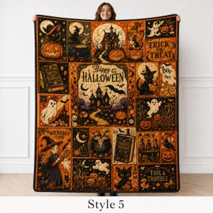 Peut inclure: Une couverture rectangulaire sur le thème d'Halloween avec un collage d'illustrations incluant une maison hantée, des chats noirs, des fantômes, des citrouilles et des livres de sorts. Le texte indique Happy Halloween, Spells & Potions, Trick or Treat, Boo, Wickedly Cute, Magic Potions et Toil & Trouble.