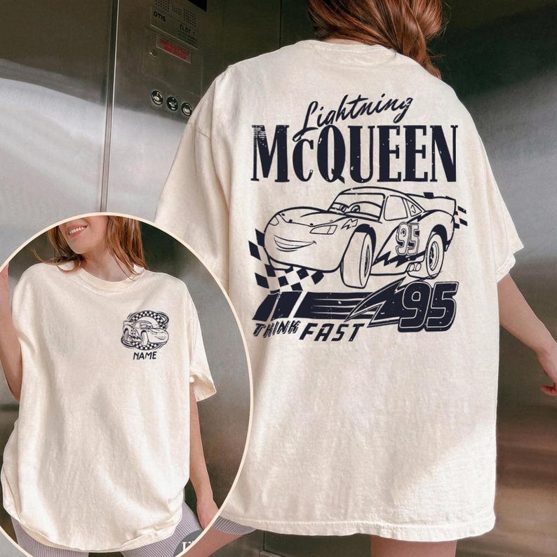 Pu&ograve; includere: T-shirt color crema con grafica di Saetta McQueen dal film Cars. Il retro mostra "Lightning McQueen" sopra un'illustrazione di auto, il numero "95" e "Think Fast". Il davanti presenta una grafica di auto pi&ugrave; piccola con la parola "NAME".
