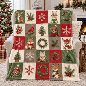 Pode incluir: Uma manta macia com um padrão de grelha de ilustrações natalícias, incluindo veados, raposas, ursos, coelhos, cardeais, árvores de Natal, flocos de neve, coroas e azevinho em tons de vermelho, verde, creme e castanho.