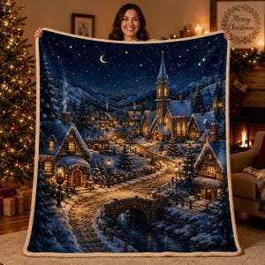 Könnte beinhalten: Eine rechteckige Wohndecke mit einer detaillierten winterlichen Nachtszene eines verschneiten Dorfes mit einer Steinbrücke, einem fließenden Bach und einem hohen Kirchturm. Das Design zeigt warm leuchtende Fenster, Tannen und einen Sternenhimmel.