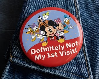 Nicht mein erster Besuch Knopf, lustiger Disney Trip Pin, Micky Freunde Urlaubsabzeichen, Erstbesuch im Themenpark, Geschenk zum Parktag