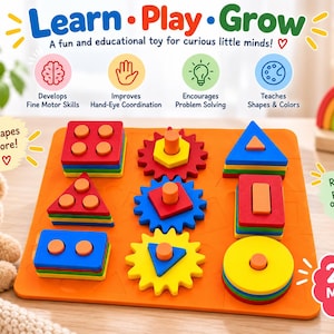 Puede incluir: Una base cuadrada de madera naranja presenta nueve clavijas con formas geométricas apilables coloridas que incluyen cuadrados, triángulos, rectángulos, círculos y engranajes. El texto en la imagen dice Learn Play Grow, Develops Fine Motor Skills, Improves Hand-Eye Coordination, Encourages Problem Solving, Teaches Shapes & Colors, Many shapes to explore, Removable pieces for open-ended play y 24+ Months.