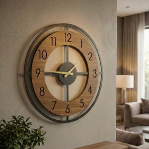 Puede incluir: Un gran reloj de pared circular con un marco exterior de metal oscuro y una esfera central de madera con números arábigos negros. El reloj tiene una pieza central circular oscura y manecillas finas de color dorado sobre una pared clara.