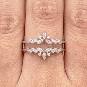 Art Deco kroon ringbeschermer met moissanite-versterker, dubbel gebogen zilveren trouwringomslag.